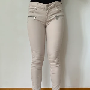 Jeans i storlek 38 - Jeans ifrån Gina Tricot. Små i storlek, är mer som en 36 i storlek. Använd ca 2 gånger. Nypriset var ca 400 kr och säljer nu för 120 kr. Kan mötas upp eller skicka.
