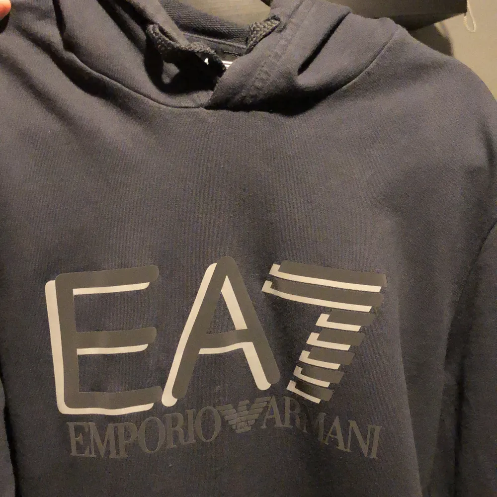 Hej säljer min nya EA7 tröja för den passar inte mig. Har bara haft på mig den ett par gånger så den är nästan som ny. Det är storlek M (Nypris 1000kr). Tröjor & Koftor.