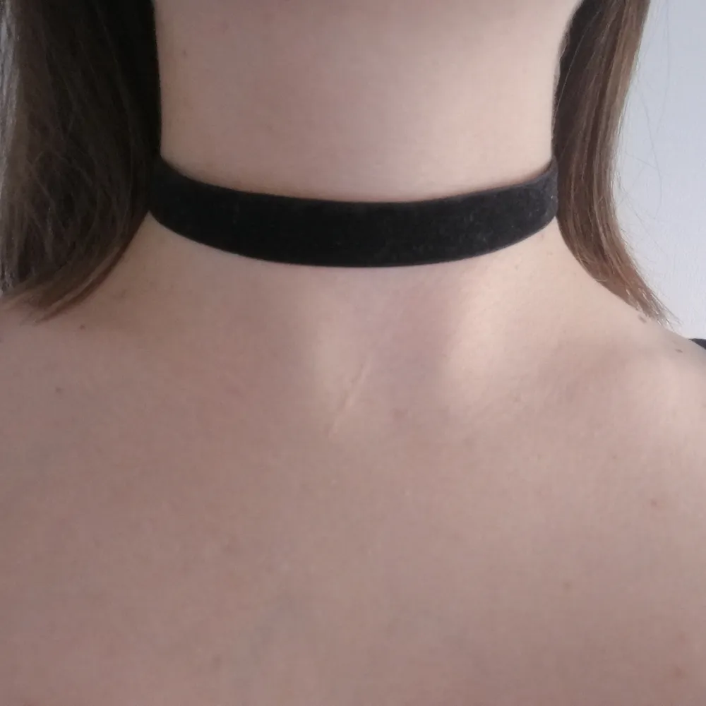 En söt svart choker, frakt ingår i priset. . Accessoarer.