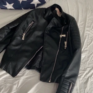 Skinnjacka från chiquelle  - Supersnygg jacka men tyvärr är den för liten för mig , använt fåtal gånger. Kostar 700kr ny