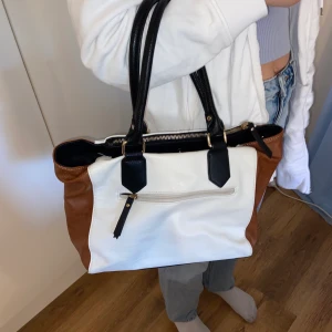 Väska - Väska från Åhléns, köpt för 500kr, nästan oanvänd och jag hittar ingen användning för den. Frakt inräknat i priset