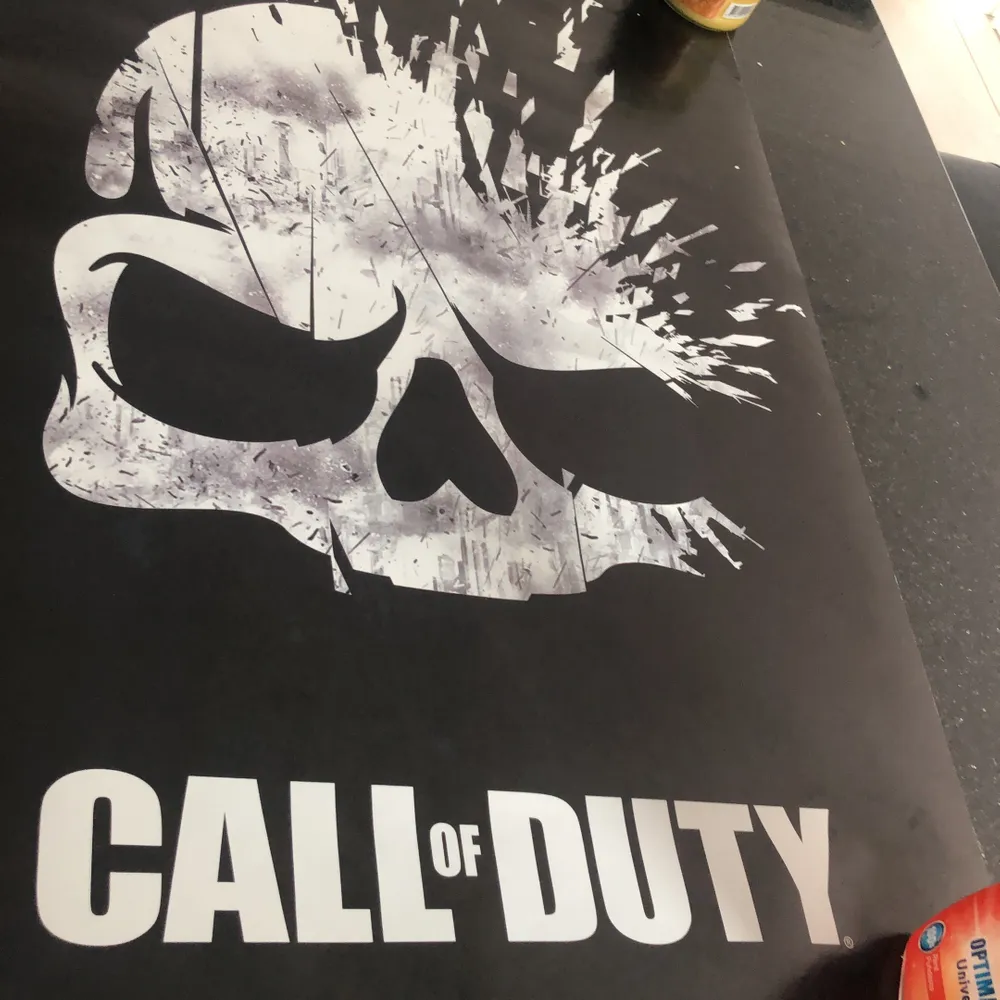 Poster från spelet Call Of Duty. Väldigt bra skick, aldrig uppsatt. 86,5x57 cm - Frakt tillkommer. . Övrigt.
