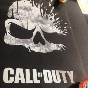 Poster från spelet Call Of Duty. Väldigt bra skick, aldrig uppsatt. 86,5x57 cm - Frakt tillkommer. 