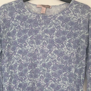 Tröja - Topp i världens finaste mönster från Forever21. Ljusblå och lavendellila i färgen. Känns väldigt 90-talsinspirerad. I mkt fint skick, använd 1-2 ggr. Frakt betalas av köparen 44kr eller hämtas i Sthlm 🔮💎