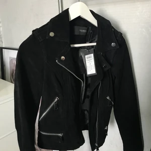 Svart mockajacka stl XS/34 - Svart mockajacka med prislapp kvar, köpt på Vero Moda för 899 kr. Aldrig kommit till användning då den är för liten för mig!