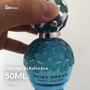 Super god parfym!! - Säljer denna underbar parfym som doftar söt blomma🌹 50ML och mycket mer än halva kvar som ny! 170 frakt ingår i priset  