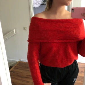 Röd off-shoulder topp från H&M - En stickad topp från H&M i off-shoulder modell. En snygg tröja som inte använts mycket. Storlek S