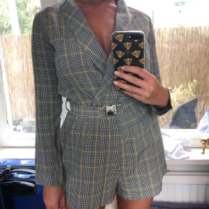 Jumpsuit missguided  - Jumpsuit passar storlek 34-36. Stretchigt material. Använd fåtal gånger men i nyskick. Frakt tillkommer 63 kr.