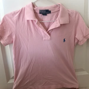 Tröja - Säljer denna piké tröja från Ralph lauren, endast använd ett fåtal gånger💗