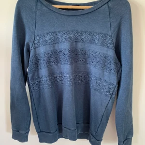 Collegetröja från Gap - Superfint skick! Ganska stor i storleken!