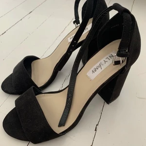 Svarta klackar - Svarta klackar, klackhöjd 9 cm