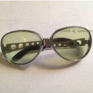 Gröna snygga 70-tals solglasögon med svin coola bågar! Köpare betalar frakt