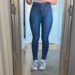 Snygga mörkblå jeans - Mörkblå jeans med normal/hög midja från Hollister, bra skick och knappt använda