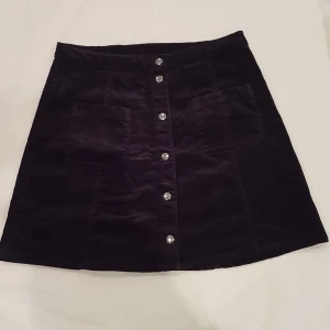 Svart manchester kjol, stl S - Svart manchesterkjol från Ginatricot i stl S. Den är aldrig använd då den tyvärr är för stor för mig😞 frakt tillkommer (50kr). Är det många intresserade blir det budgivning!