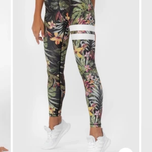 Stronger tights storlek xs slutsåld  - använd några gånger, bra skick o sköna men har inte haft så mkt användning för dem då ja inte tränar. Originalpris:800kr nypris: 500kr