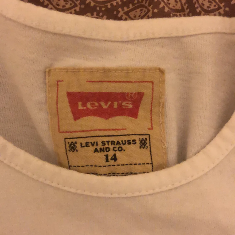 Säljer en skit fin Levis tröja som är i mycket bra skickt då de är endast använd några gånger. Den är i storlek 14 då den passar XS och S. Den köptes från KidsBrandStore ordinarie pris är 200kr.😊. T-shirts.