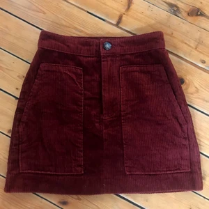 Vinröd manchesterkjol💖💖 - Köpt för 350kr på hm aldrig använd!