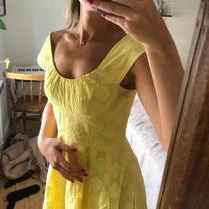 Vintage Calvin Klein klänning - Köpt i NY på second hand där jag tyvärr inte provade den så den är aldrig använd pga för liten i bröst/axlar för mig. 