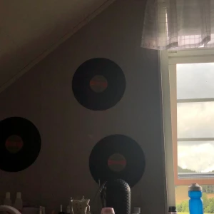 vinylskivor till decor - 20kr/st eller alla för 150kr (5 stora, 2 små)  gär självklart att lyssna på också men jag har använt till dekoration köparen står för frakt, möts i kungsbacka annars.