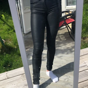 Svarta skinnbyxor - Jag säljer ett par skinnbyxor ifrån Vero moda. Jag är 171/172 lång så de är lite långa på mig. Storleken på längden är 34 och själva storleken är XXS. Kontakta vid intresse, frakt kostnad på 66kr
