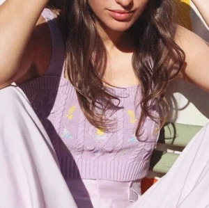 Topp med broderade blommor från zara - Säljer denna jättesöta toppen från zara som är helt slutsåld. Ny med lappar kvar. Orginalpriset ligger på 200kr så jag säljer den för 200kr oxå:) Frakt tillkommer på 44kr. Först till kvarn! Kom ihåg att kunna swisha direkt, annars kan den försvinna:)