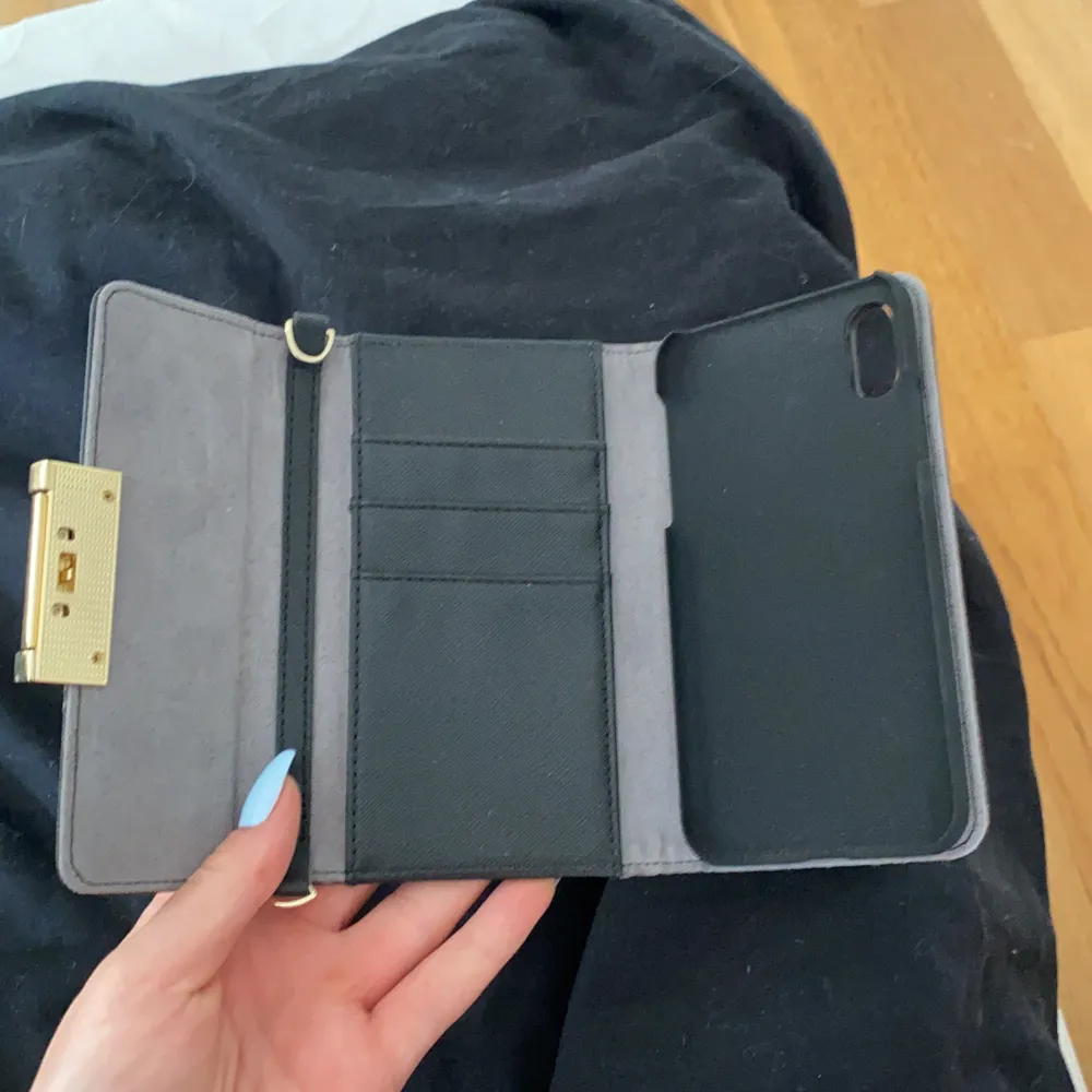 Ett plånboks skal till iPhone xs, aldrig använd! Frakt ingår. Accessoarer.