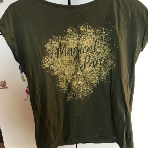 Glitter t-Shirt  - En t-Shirt med glitter som jag aldrig använt. Köpt i Polen. 