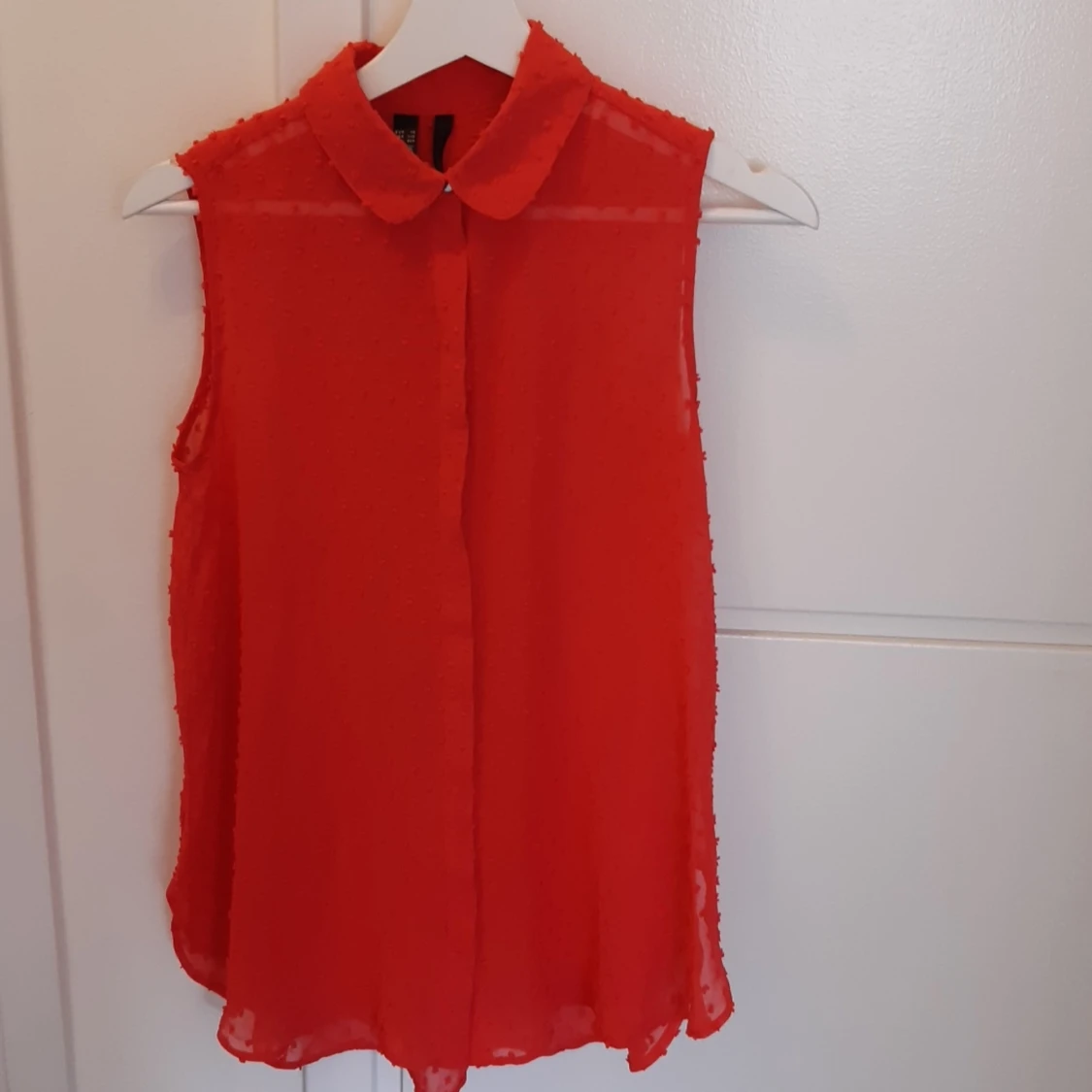 Sommartopp i fin röd nyans 