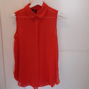 Sommartopp i fin röd nyans  - Mango. Stl XS-S. Ljus fräsch röd nyans. Använd endast någon enstaka gång. 