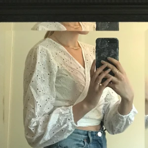 Omlottblus från bikbok - Omlottblus från bikbok som knyts på sidan💕 strl S men passar även mindre och större då man kan knyta den hur man vill