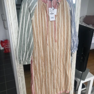 Klänning från zara - Klänning från zara, helt ny och endast testad. Stl S , köpt för 349 men säljer den för 180 eller bud + frakt på ca 50 kr 
