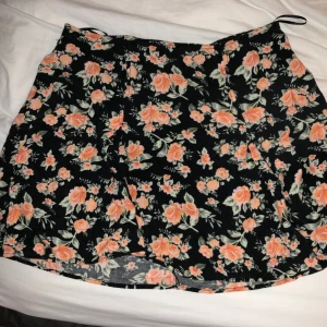 Kjol från hm  - Kjolen är köpt på Hm och använd sparsamt. Det är orange /rosa blommor med svagt bakgrund och en kort kjol. Storlek 36 . Köpt för 200 och säljer för 40 pga att den inte kommer till användning . Frakt tillkommer.