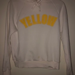 Mysig vit hoodie - Vit mysig hoodie från Gina tricot. I princip använt den en gång.