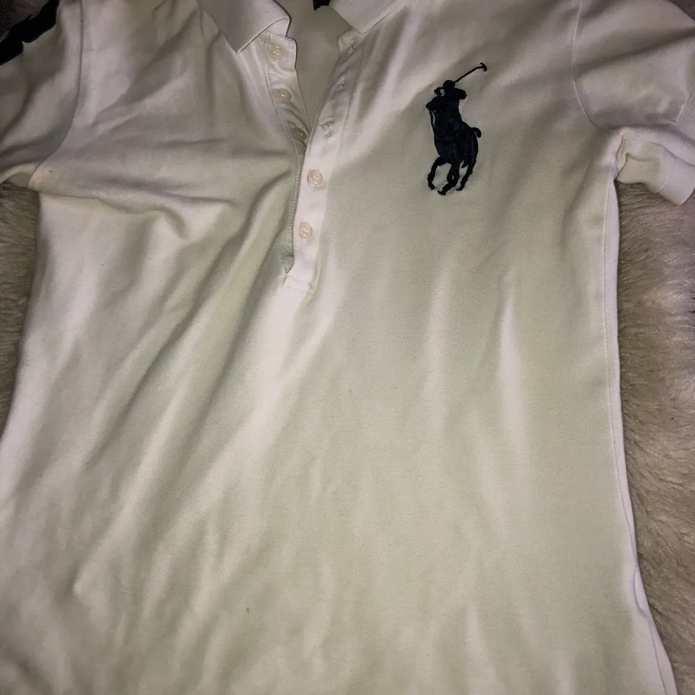 Jättefin Ralph Lauren piké som bara ligger i garderoben. Den är i använd skick därav priset☺️. T-shirts.