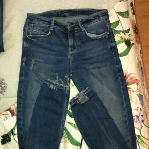Zara skinny stretchy jeans  - Användning: Ett få antal gånger Frakt tillkommer men kan diskuteras vid köp av andra plagg/ produkter ✨ Priser går också att diskuteras *lowrise*