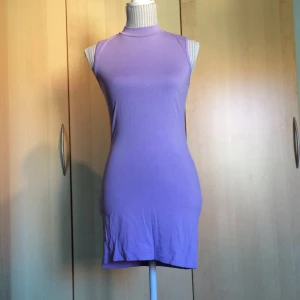  - Tight klänning med halvpolo från Asos, helt oanvänd!! Storleken motsvarar 40 i "vanliga" storlekar men är snarare som en liten 38 eller 36. 