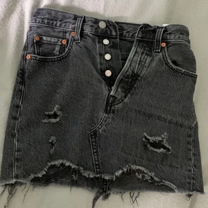 Levi’s Jeanskjol - Så fin jeanskjol från Levi’s som endast är använd en gång då den är för liten för mig och är därför som ny. Storlek W24. Nypris ca 500kr. Köparen står för frakt.