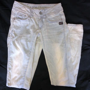 Gstar jeans - Ljusblåa jeans från gstar med dragkedjor där bak, Size; 25 length; 32. Säljer för 350kr exklusive frakt.