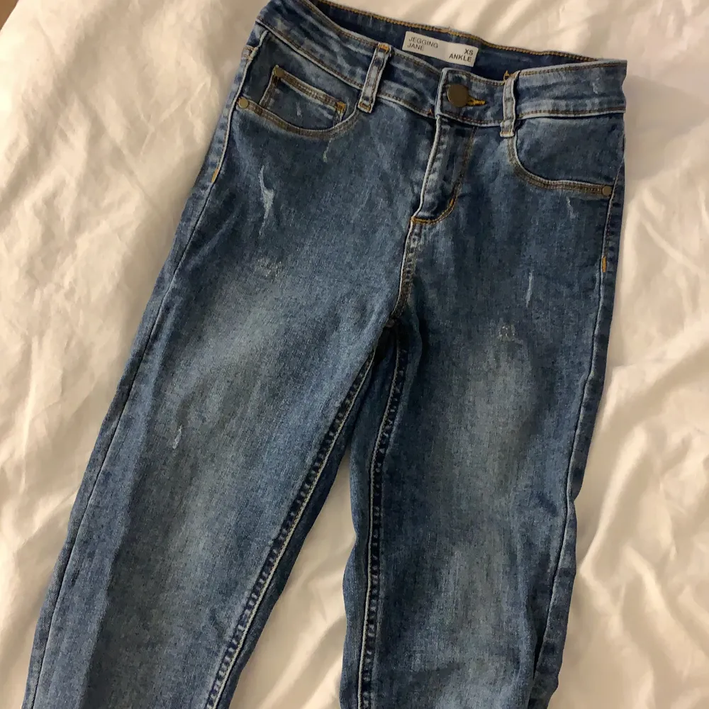 Nästan oanvända jeans ifrån Cubus med slitningar, frakt tillkommer 🤍🤍. Jeans & Byxor.