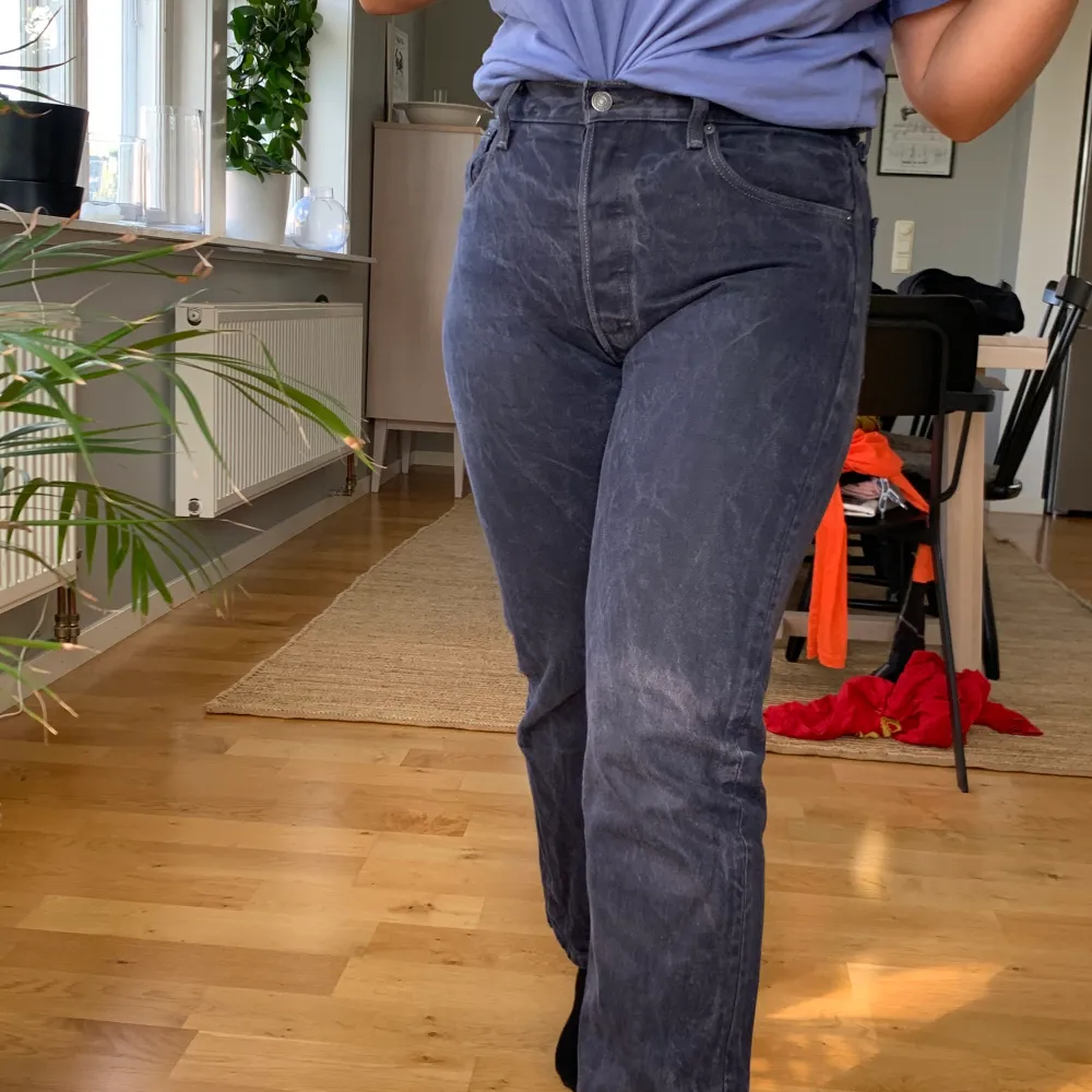 Mörklila levi’s jeans med en annorlunda tvätt. W35 L30, skulle säga att är storlek 40 i EU storlekar. Straight fit 501. Nästan aldrig använda, säljer pga lite små. 100kr+ frakt, hör av dig vid intresse!. Jeans & Byxor.