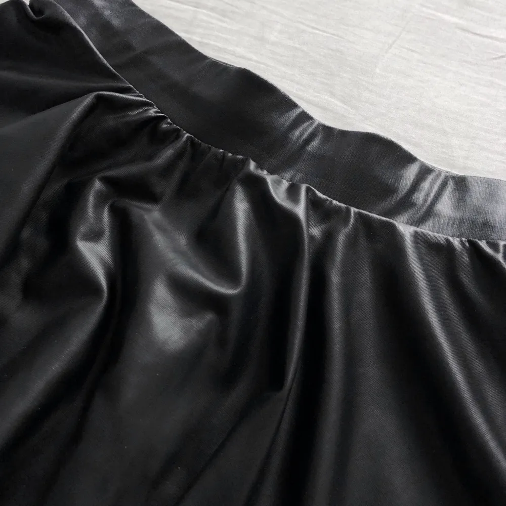 En supersnygg svart kjol i blankt tunt material från Bershka. Storlek XS. Inkl frakt.. Kjolar.