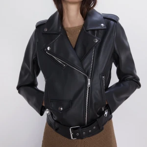 Skinnjacka  - Skinnjacka från zara i storlek xs/s, nyskick.