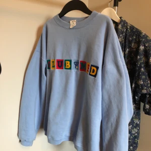 Sweatshirt - Super trendig och färgglad sweatshirt! Köpt på secondhand. Köpare står för frakt på 63kr, kan även mötas upp runt gullmars och söder. ⛔️BUDGIVNING I KOMMENTARER, AVSLUTAS ONSDAG 2/9 20:00⛔️ Visad på s/m. 