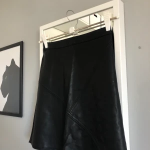 Skinnkjol - Jätte fin kjol i konstgjort läder från Zara. Passar perfekt nu till hösten. Strl S, passar även XS. 🥰🥰