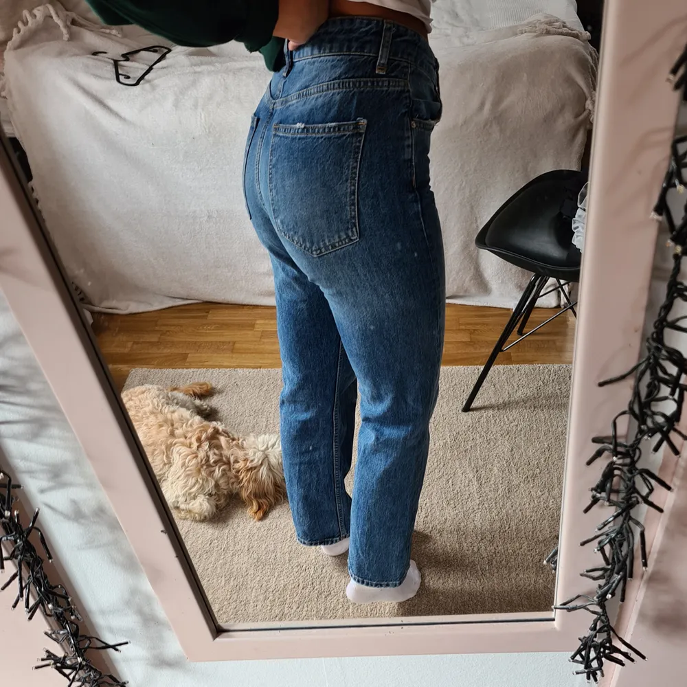 Blåa jeans från Gina Tricot i storlek 36. Dem är medium high waisted och är använda drygt 5 gånger. Köparen står för frakten.. Jeans & Byxor.