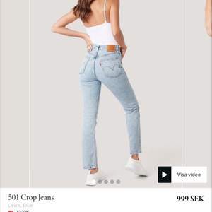 Säljer Levis jeans 501 som endast är använda några få gånger och i väldigt bra skick! Storleken är W25 och L30 det vill säga att den passar ungifär dom som har XS eller S. Köpt i Levis butik för ungifär 1100kr ❤️ buda från 300
