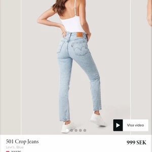 Levis jeans - Säljer Levis jeans 501 som endast är använda några få gånger och i väldigt bra skick! Storleken är W25 och L30 det vill säga att den passar ungifär dom som har XS eller S. Köpt i Levis butik för ungifär 1100kr ❤️ buda från 300