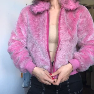 Fluffig jacka! - Rosa fluff jacka från boutique i London i storlek XSMALL/SMALL. Varm och passar en kall höstdag - ”varm” vinterdag. Mer utav en övergångsjacka. Skitsnygg färg och unik. Kan mötas upp i Örebro eller frakta. BUDA nedan i kommentarerna / SKRIV MEDDELANDE🥰🥰