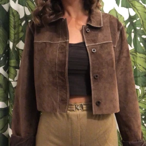 Vintage läderjacka - Säljer min fina vintage läderjacka som jag köpte på beyond retro. Aldrig använd av mig, toppenskick! Den hade axelvaddar men de är borttagna. Köpare står för frakt eller möts upp kring gullmarsplan. Str xl men skulle säga att den passar typ alla (har s/m)