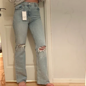 Zara jeans - Hej jag tänkte eventuellt sälja mina jeans från Zara i stl 38! Jag är 179 lång men går att klippa det snyggt om man vill! Buda!
